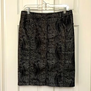 Bianca Black skirt w/ snake print in gray metallic. Sz8/10. L 22 1/2 W 31” H 38”